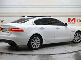 Jaguar XE foto 2