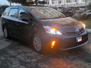 Toyota Prius v foto 2