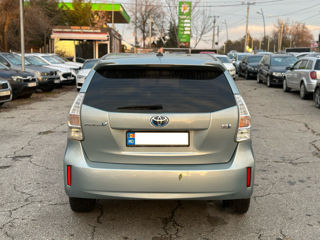 Toyota Prius v foto 5