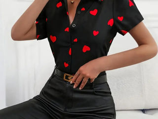 Элегантная рубашка с принтом сердце.