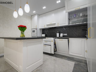 Bucătărie neoclasică alb, cu o insulă luminoasă. foto 3