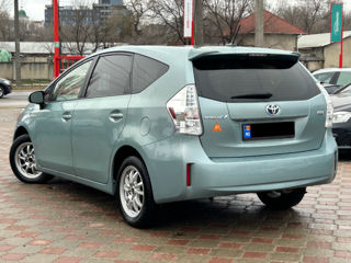 Toyota Prius v foto 3