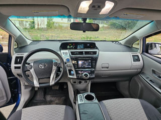 Toyota Prius v foto 7