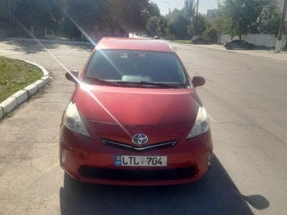 Toyota Prius v foto 1