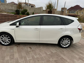 Toyota Prius v foto 10