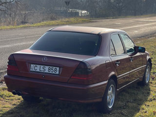 Mercedes C-Class foto 2