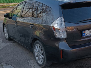 Toyota Prius v foto 7