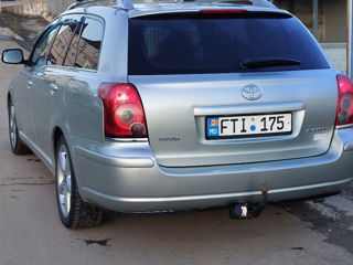 Toyota Avensis foto 2