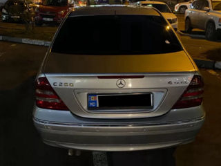 Mercedes C-Class foto 2