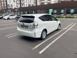 Toyota Prius v foto 4