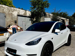 Tesla Model Y foto 2