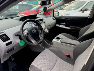 Toyota Prius v foto 7