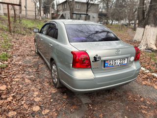 Toyota Avensis foto 2