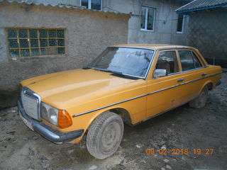 Mercedes Series (W123) foto 1