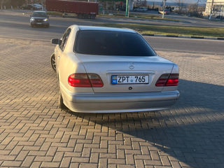 Mercedes E-Class foto 2