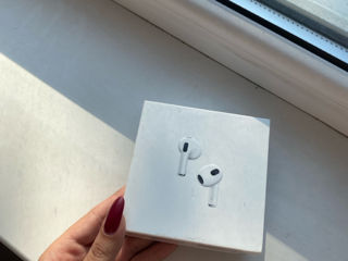 Продам Apple AirPods 3