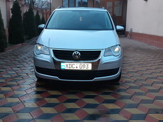 Volkswagen Touran foto 1