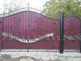 Porți, garduri, balustrade, copertine, gratii, uși metalice și  alte confecții din fier forjat.