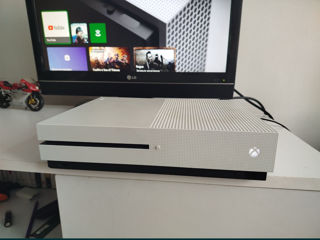 Xbox One-S в отличном состоянии 500GB foto 2