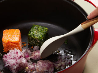 Кастрюля чугунная эмалированная - идеальна для приготовления вкусных блюд! foto 4