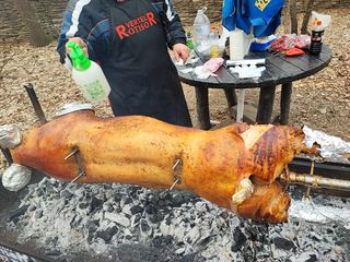 Purcelus Berbecuț la Rotisor, frigărui, legume și multe altele