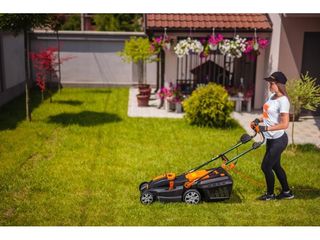 Masin de tuns iarba villy 1800 p / tensiunea de muncă 230 v  50 hz / puterea de conectare 1800 w