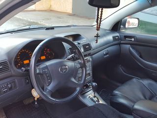 Toyota Avensis foto 4