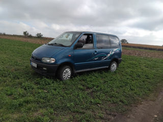 Nissan Serena foto 3