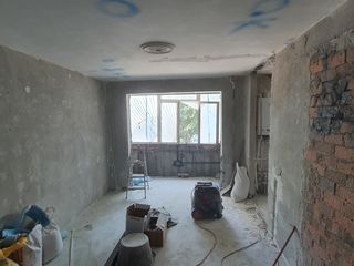 Очищаем бетонные стены от старой краски, шпаклевки, обоев.
