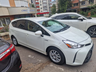 Toyota Prius v foto 2