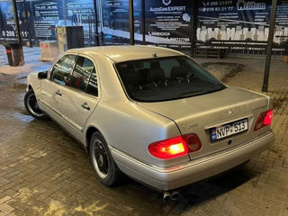 Mercedes E-Class foto 2