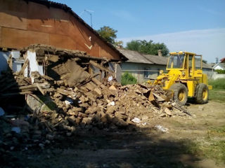 Demolarea constructilor caselor curăţare terenului evacuarea deșeurilor de construcție. 0 foto 7