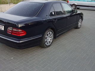 Mercedes E-Class foto 2