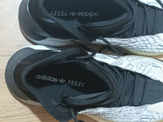 Vând adidas  Yeezy Quantum foto 4