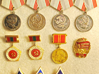 Медали значки документы удостоверения аттестаты грамоты пропуска монеты банкноты СССР
