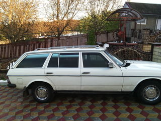 Mercedes Series (W123) foto 1