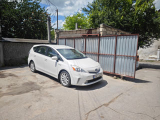 Toyota Prius v foto 1