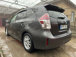 Toyota Prius v foto 4