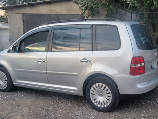 Volkswagen Touran foto 3