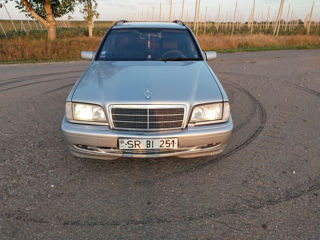 Mercedes C-Class foto 2