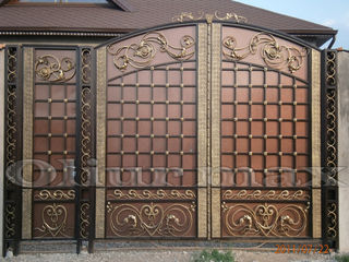 Balustrade , porți , garduri, copertine, gratii, uși metalice și alte confecții din fier forjat.