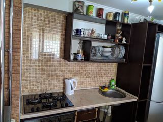 Urgent se vinde apartament cu 2 odai total mobilat. foto 3