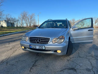 Mercedes C-Class foto 2