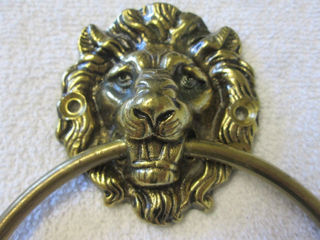 Бронзовое кольцо для полотенца с головой льва.