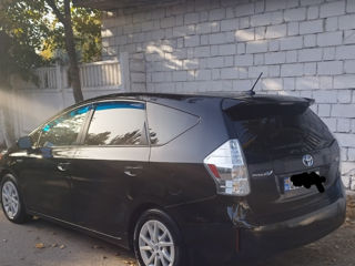 Toyota Prius v foto 2