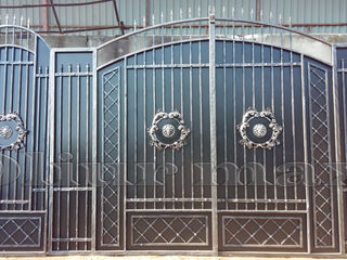 Copertine,balustrade,   porți, garduri, gratii, uși metalice și alte confecții din fier forjat. foto 11