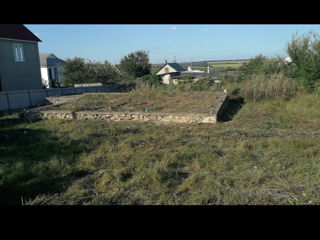 Loc de casa cu fundament + beci. foto 1