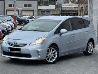 Toyota Prius v foto 4