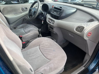 Nissan Almera Tino foto 15