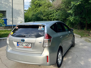 Toyota Prius v foto 4